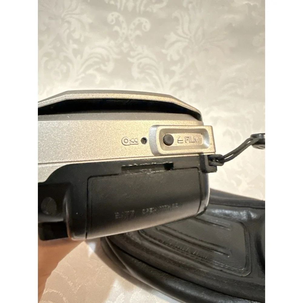 Minolta Vectis 25 IX-DATE APS Film Camera Silver Black 30-75mm Zoom Not Tested